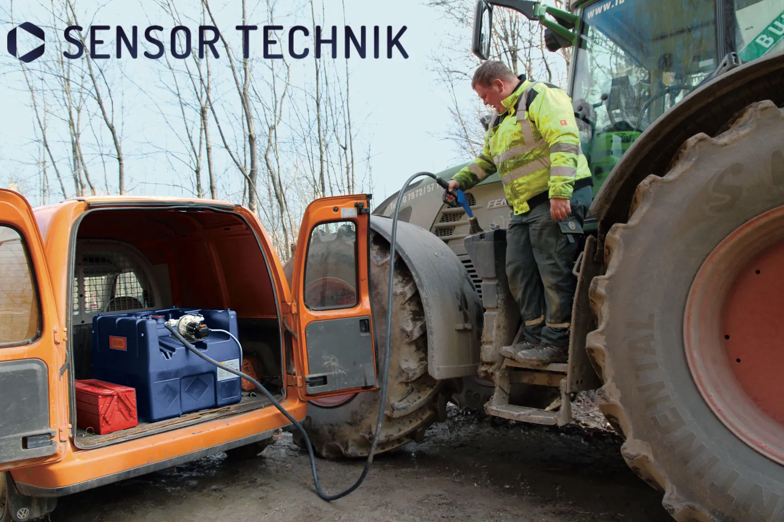 Traktor tankolása kisteherautóban szállított IBC gázolajtartályból